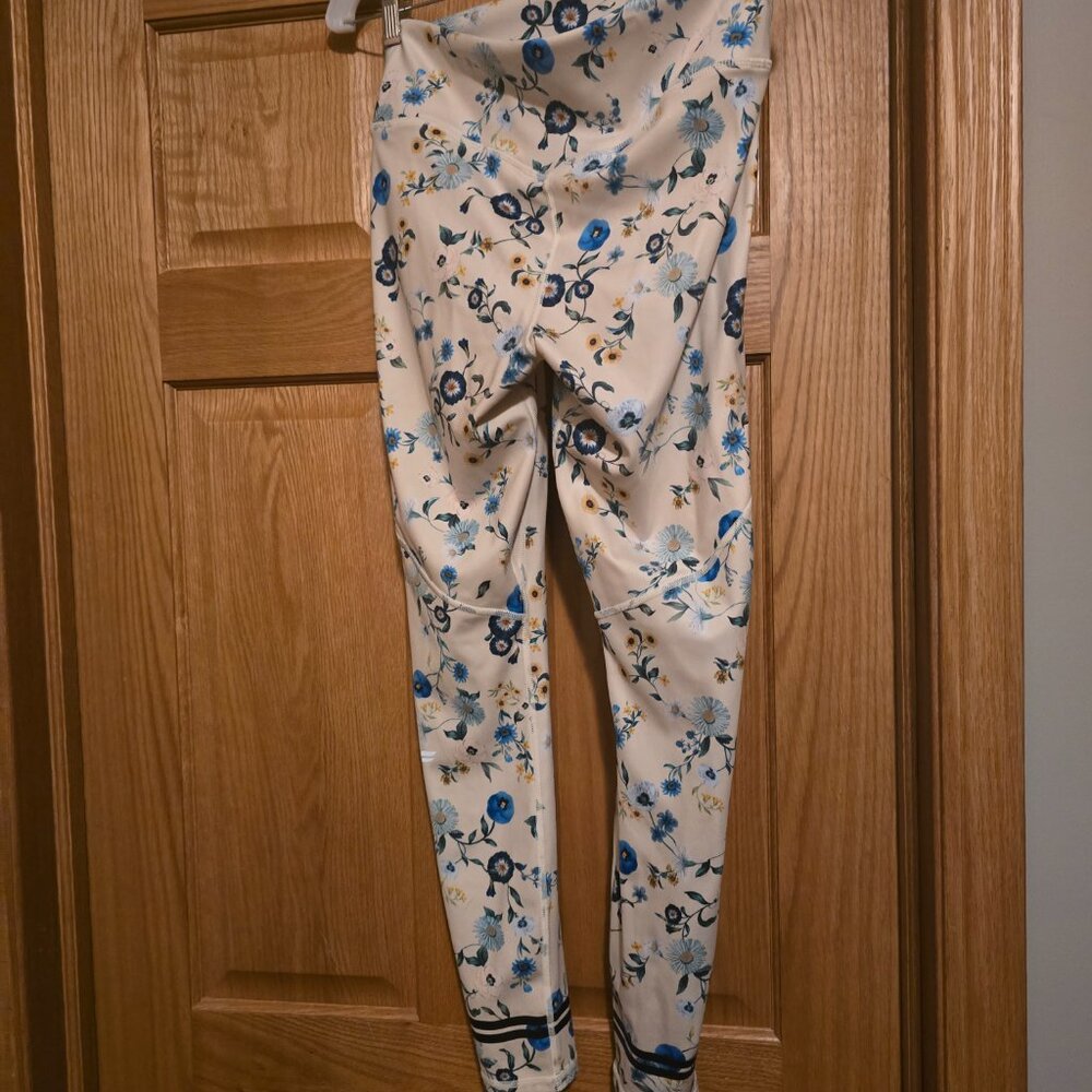 Athletic leggings - m - Fabletics - cream with blue flowers - Picture 3 of 5